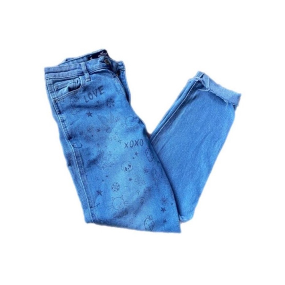 Like New, Hollister Printed Denim Mom Jeans is a women’s Size W-24” L-27”.